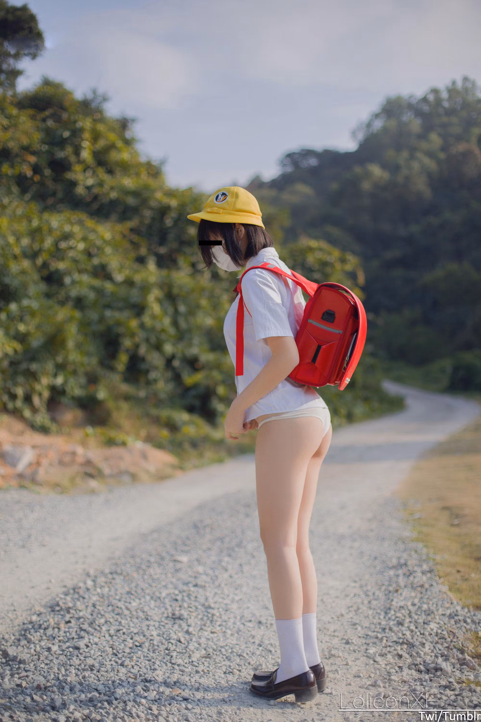 褪去幼稚园校服裙摆后在郊外显露白嫩玉足线条